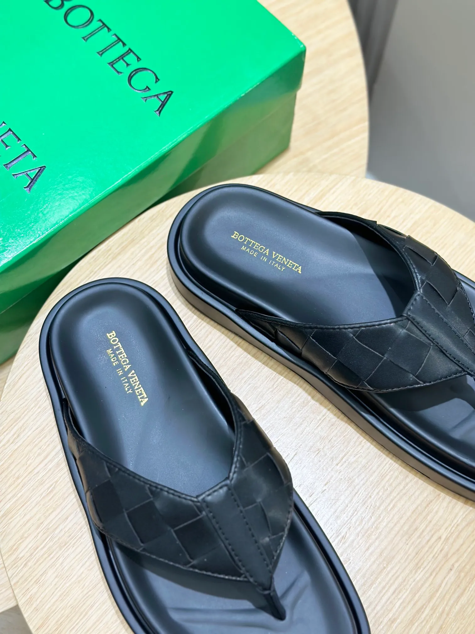 Factory price: 360💰BV hand-woven men's slippers and sandals - suitable for walking. It still emphasizes minimalism and practical wearability, but is full of vivid artistry. Super classic, luxurious and comfortable, imported cowhide + cowhide lining + lightweight outsole Size: 39-44 (customized at 38.45)